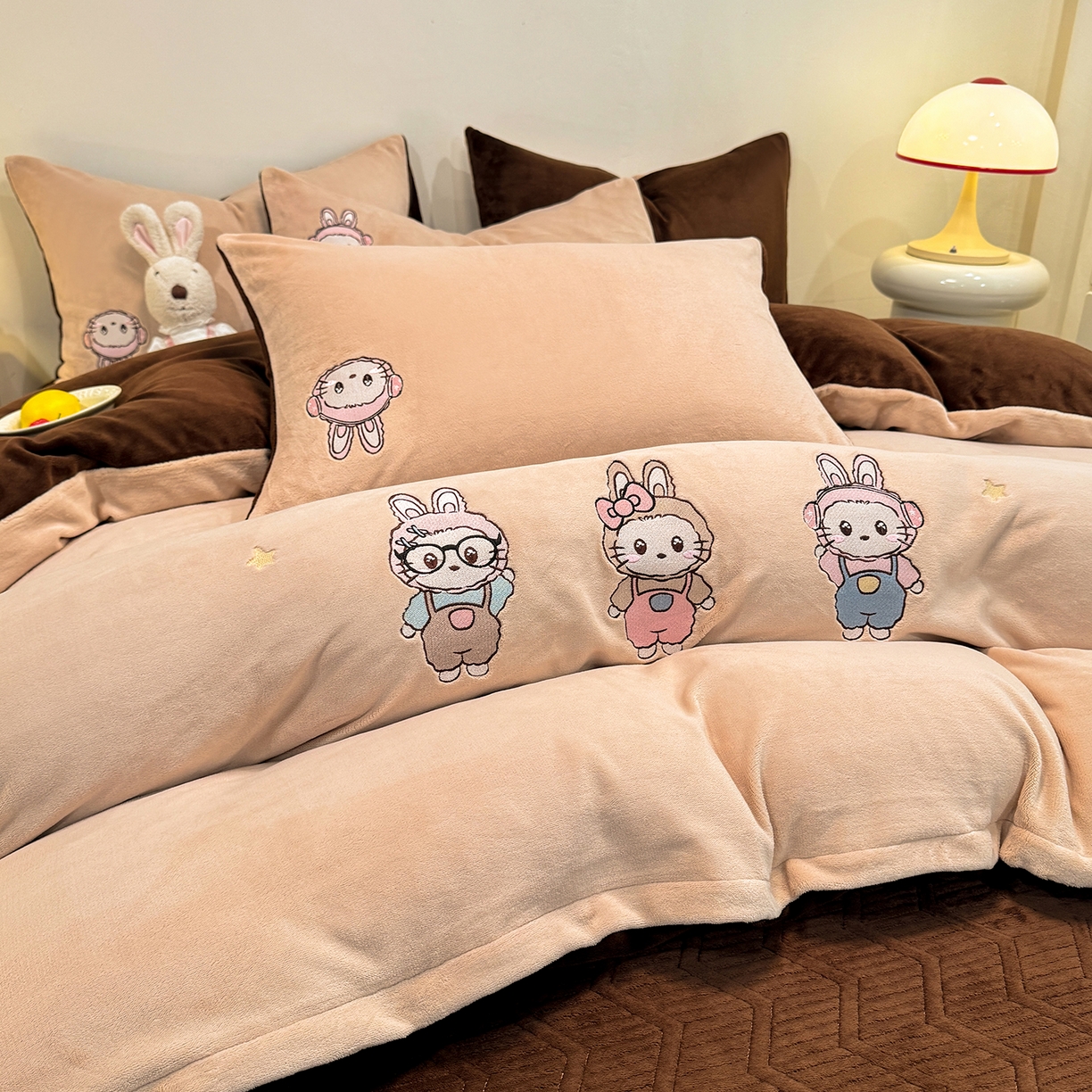 91家纺网 家纺一手货源 找家纺 新方向 2025年 全消光A类刺绣牛奶绒四件套-幸运兔 幸运兔-香槟咖