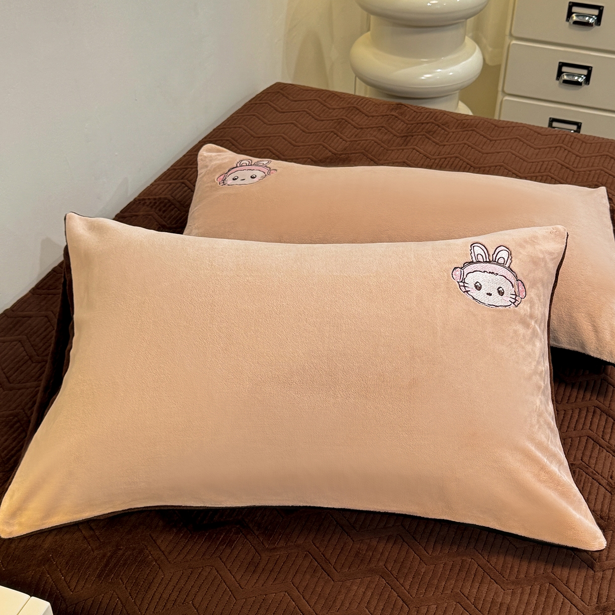 91家纺网 家纺一手货源 找家纺 新方向 2025年 全消光A类刺绣牛奶绒四件套-幸运兔 幸运兔-香槟咖