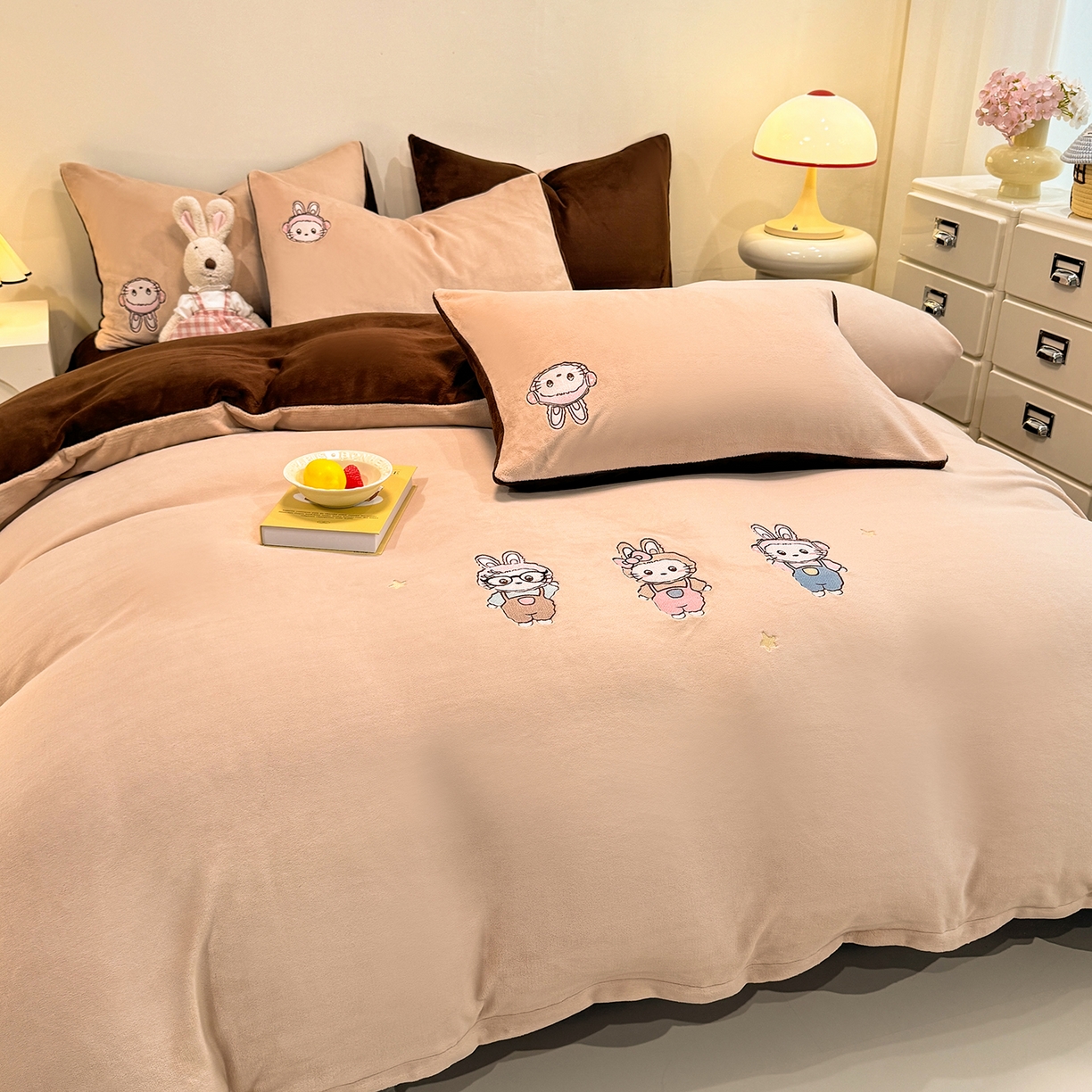 91家纺网 家纺一手货源 找家纺 新方向 2025年 全消光A类刺绣牛奶绒四件套-幸运兔 幸运兔-香槟咖