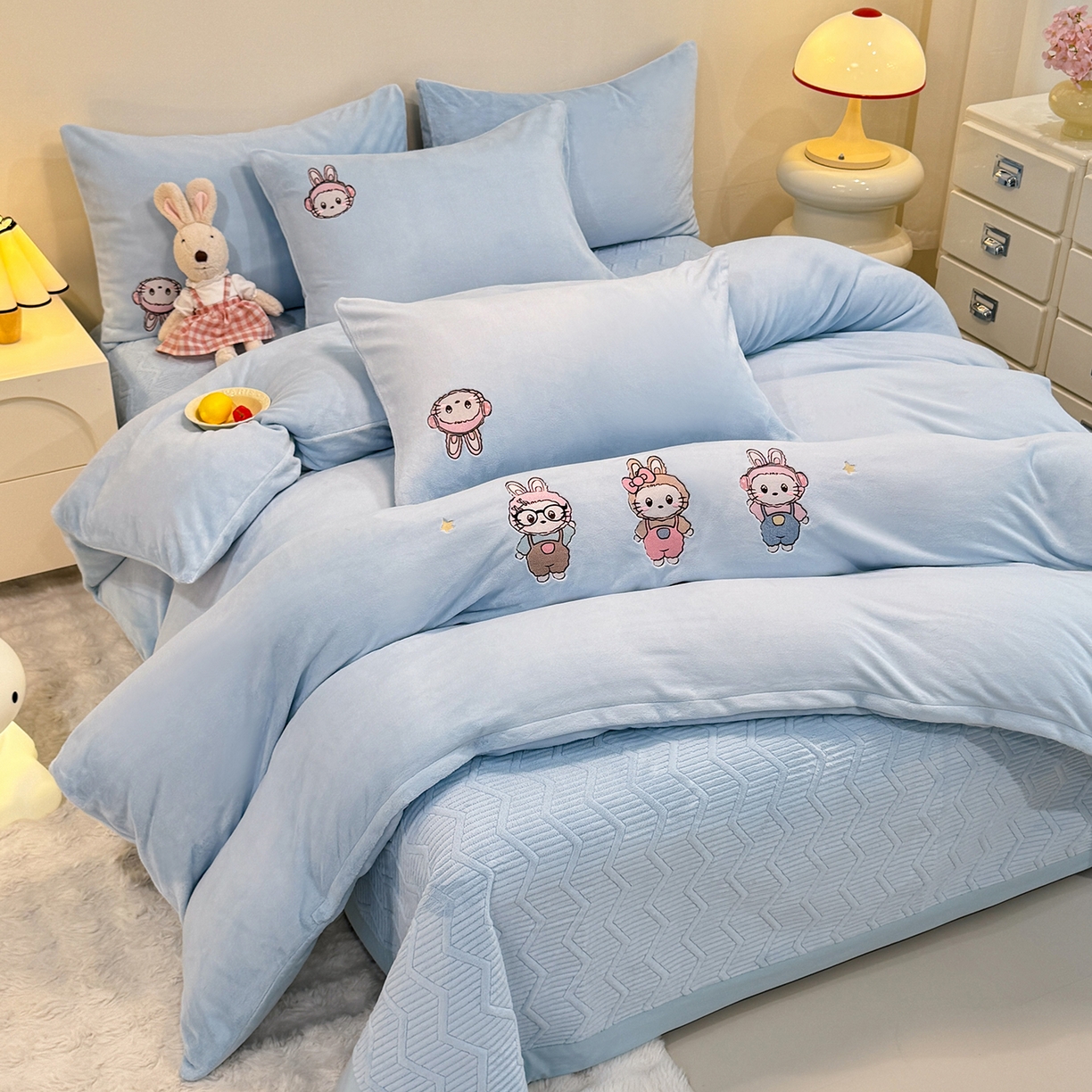 91家纺网 家纺一手货源 找家纺 新方向 2025年 全消光A类刺绣牛奶绒四件套-幸运兔 幸运兔-星月蓝