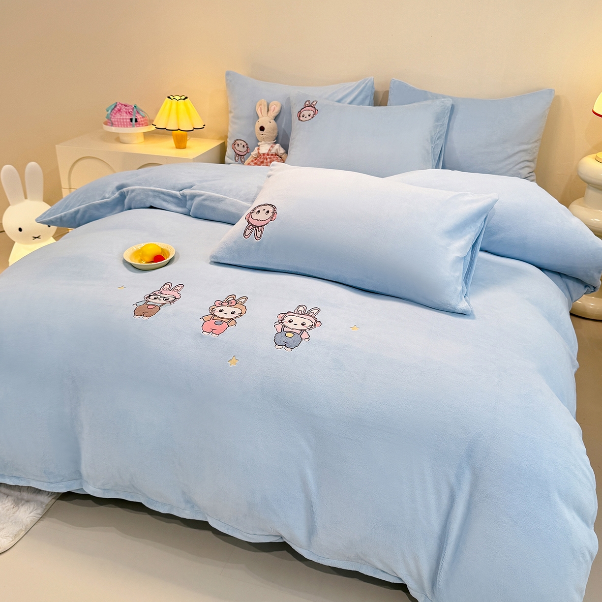 91家纺网 家纺一手货源 找家纺 新方向 2025年 全消光A类刺绣牛奶绒四件套-幸运兔 幸运兔-星月蓝