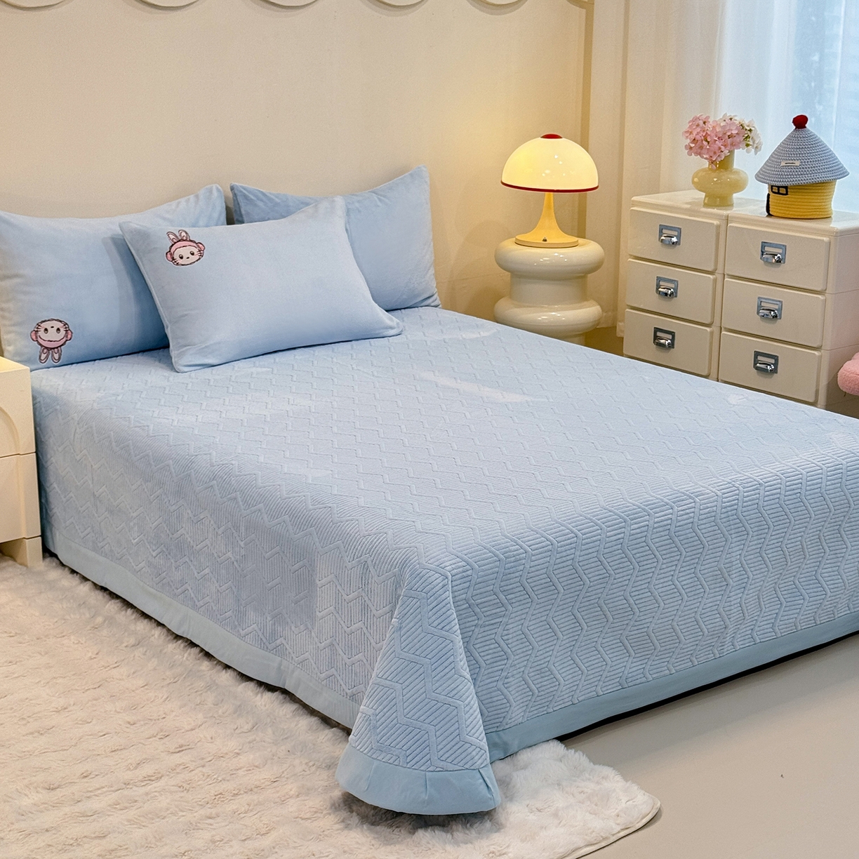 91家纺网 家纺一手货源 找家纺 新方向 2025年 全消光A类刺绣牛奶绒四件套-幸运兔 幸运兔-星月蓝