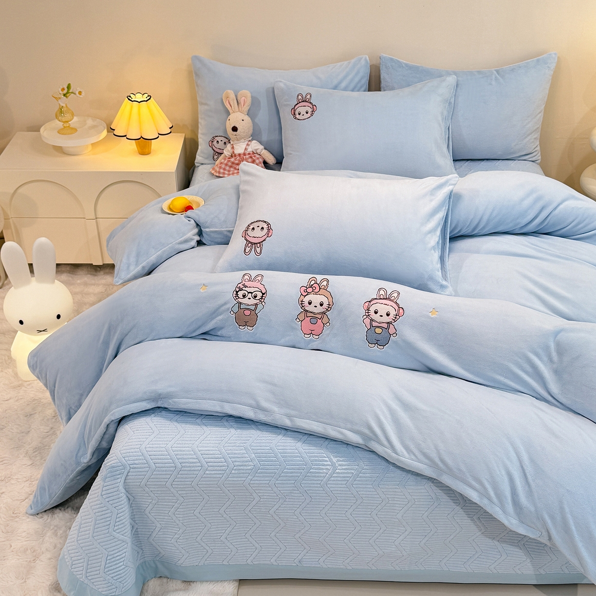 91家纺网 家纺一手货源 找家纺 新方向 2025年 全消光A类刺绣牛奶绒四件套-幸运兔 幸运兔-星月蓝