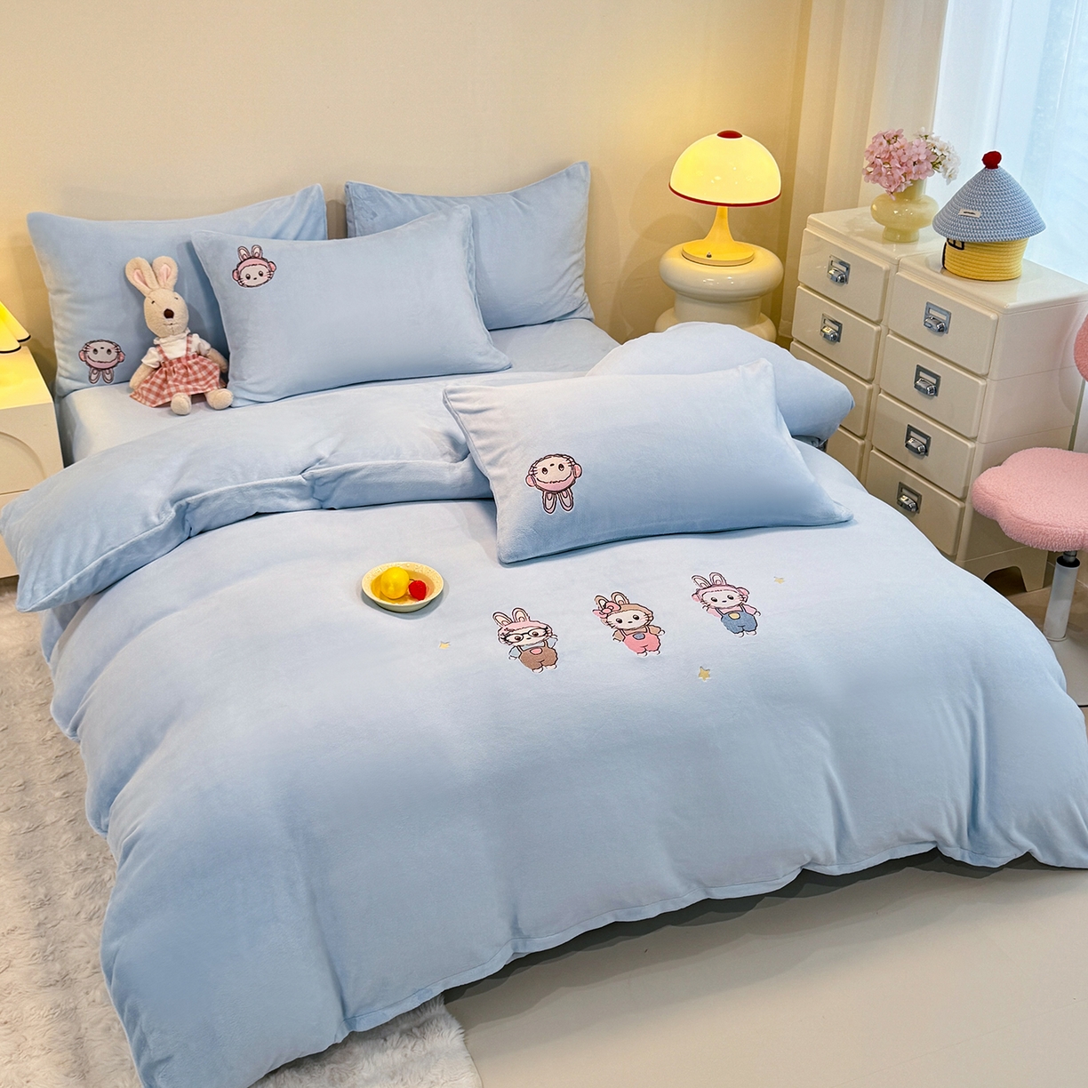 91家纺网 家纺一手货源 找家纺 新方向 2025年 全消光A类刺绣牛奶绒四件套-幸运兔 幸运兔-星月蓝