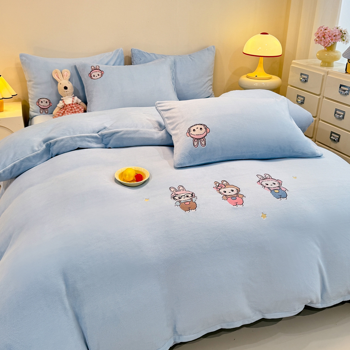 91家纺网 家纺一手货源 找家纺 新方向 2025年 全消光A类刺绣牛奶绒四件套-幸运兔 幸运兔-星月蓝