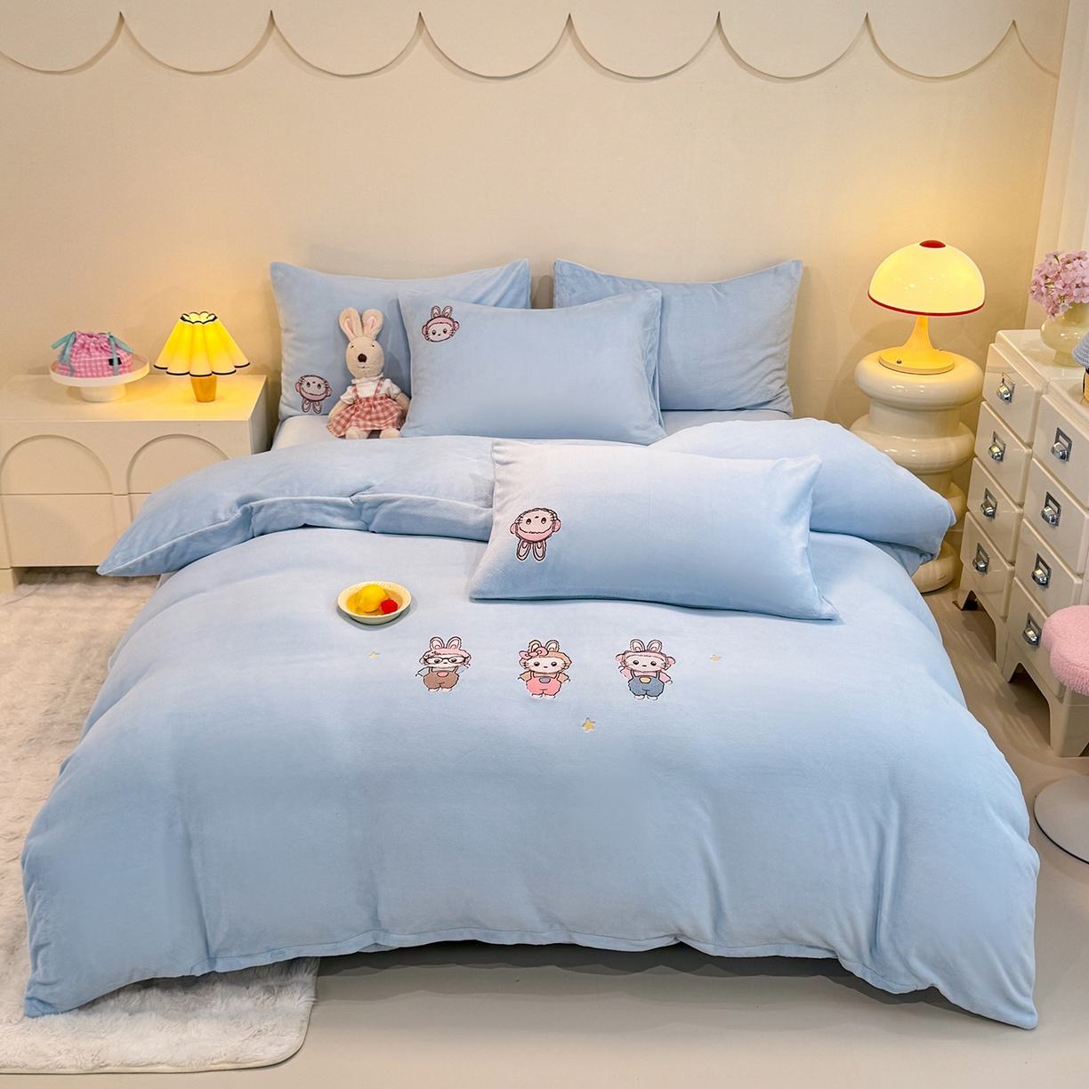 91家纺网 家纺一手货源 找家纺 新方向 2025年 全消光A类刺绣牛奶绒四件套-幸运兔 幸运兔-星月蓝