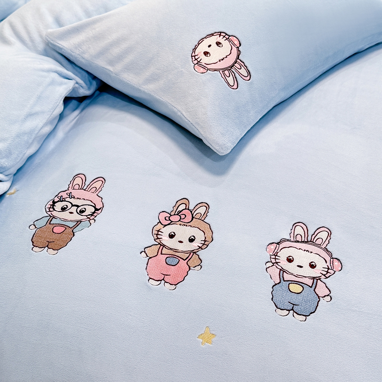 91家纺网 家纺一手货源 找家纺 新方向 2025年 全消光A类刺绣牛奶绒四件套-幸运兔 幸运兔-星月蓝