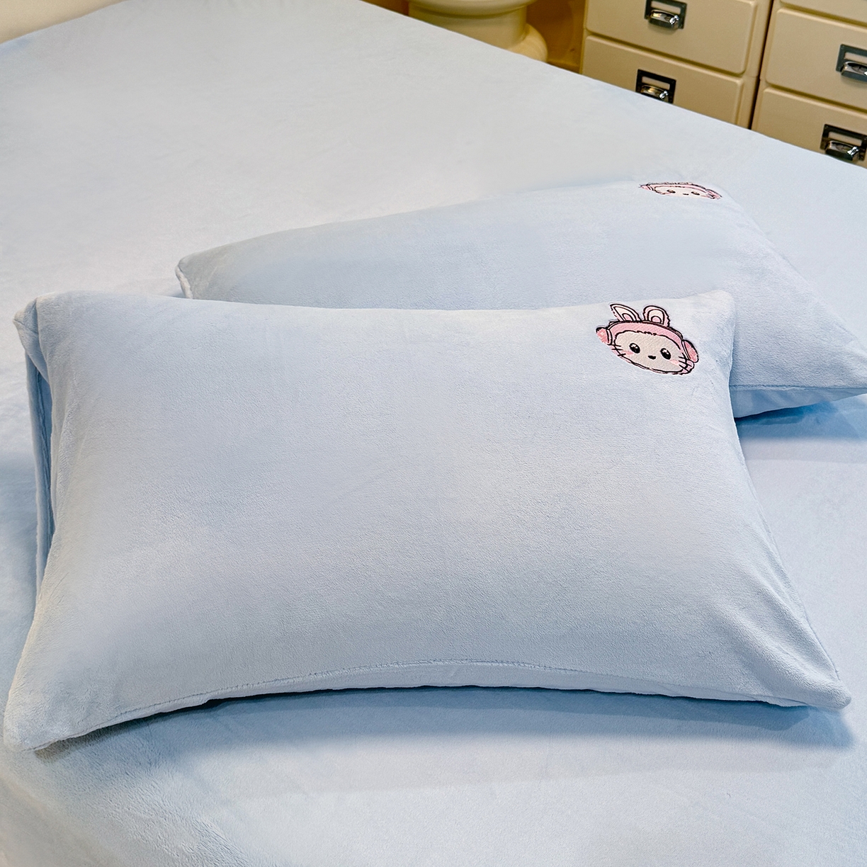 91家纺网 家纺一手货源 找家纺 新方向 2025年 全消光A类刺绣牛奶绒四件套-幸运兔 幸运兔-星月蓝