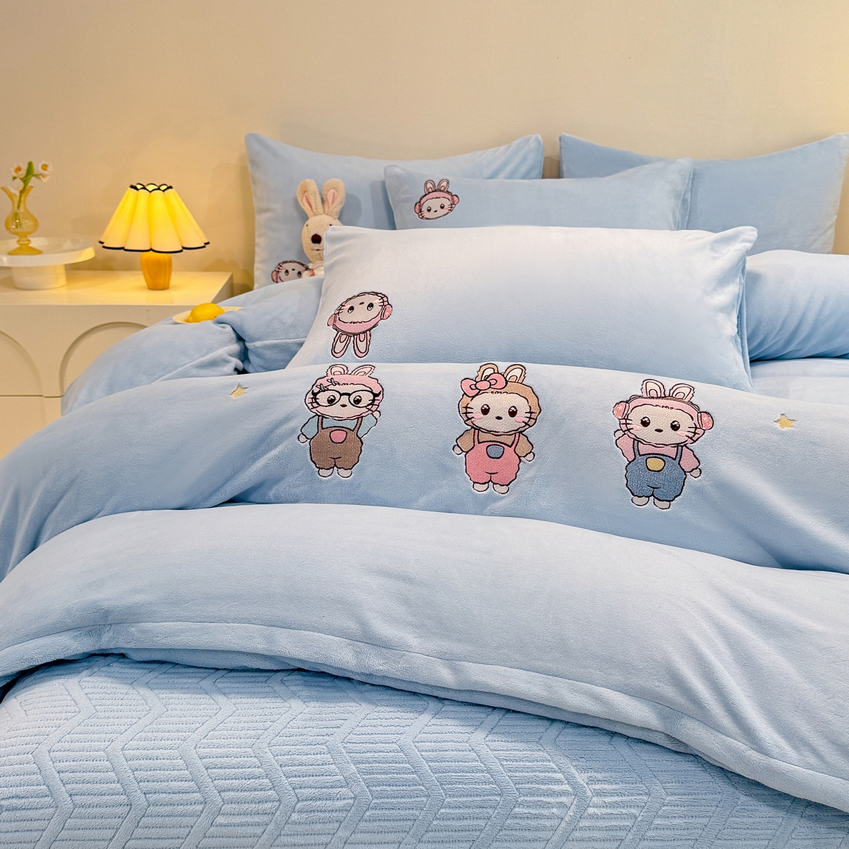 91家纺网 家纺一手货源 找家纺 新方向 2025年 全消光A类刺绣牛奶绒四件套-幸运兔 幸运兔-星月蓝