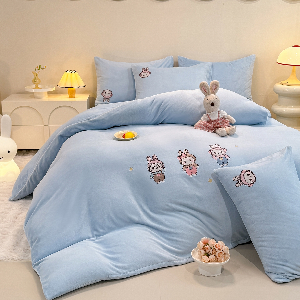 91家纺网 家纺一手货源 找家纺 新方向 2025年 全消光A类刺绣牛奶绒四件套-幸运兔 幸运兔-星月蓝