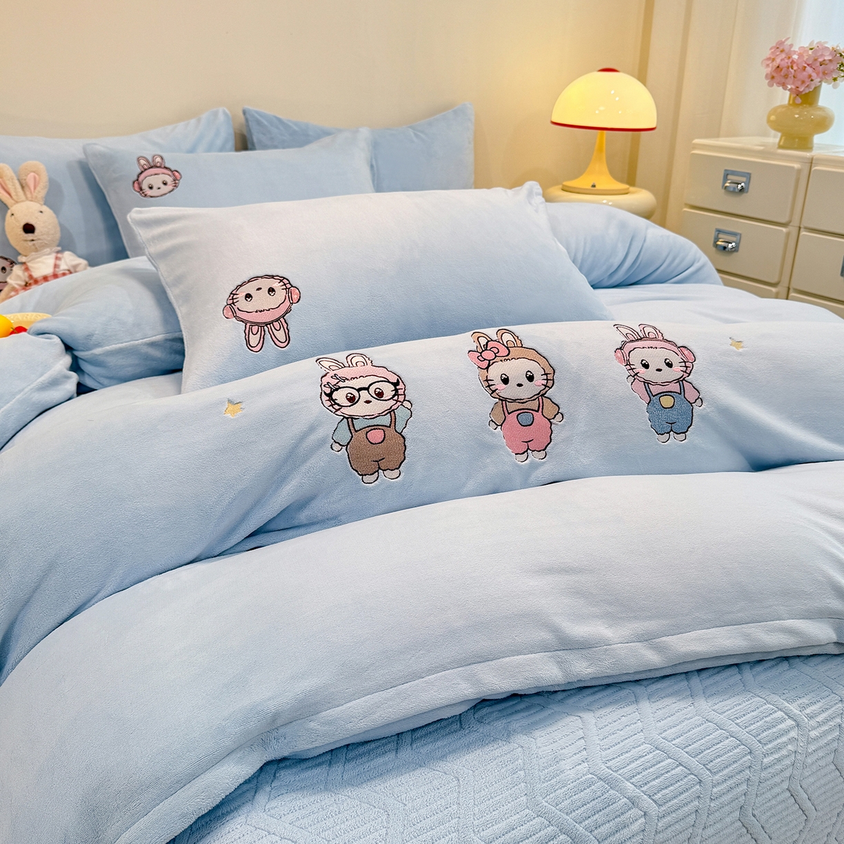 91家纺网 家纺一手货源 找家纺 新方向 2025年 全消光A类刺绣牛奶绒四件套-幸运兔 幸运兔-星月蓝