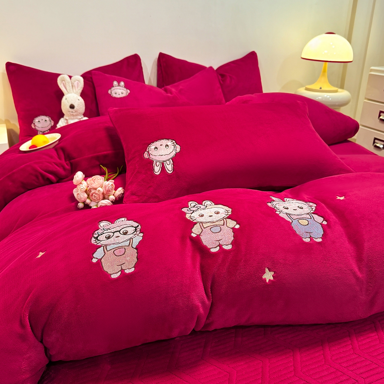 91家纺网 家纺一手货源 找家纺 新方向 2025年 全消光A类刺绣牛奶绒四件套-幸运兔 幸运兔-洋酒红