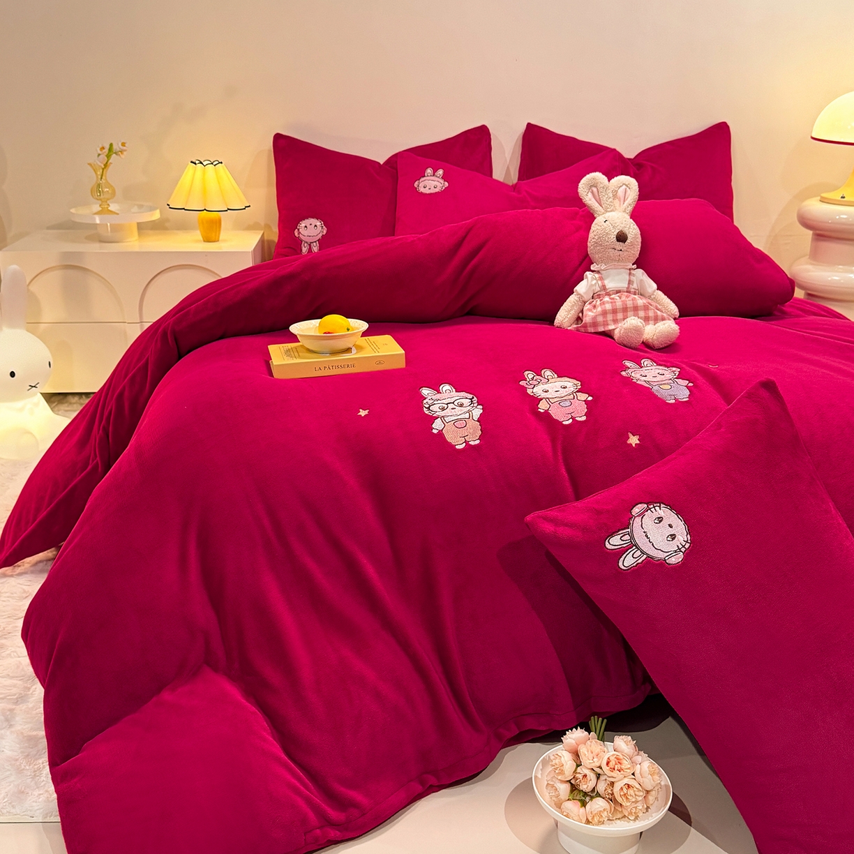 91家纺网 家纺一手货源 找家纺 新方向 2025年 全消光A类刺绣牛奶绒四件套-幸运兔 幸运兔-洋酒红