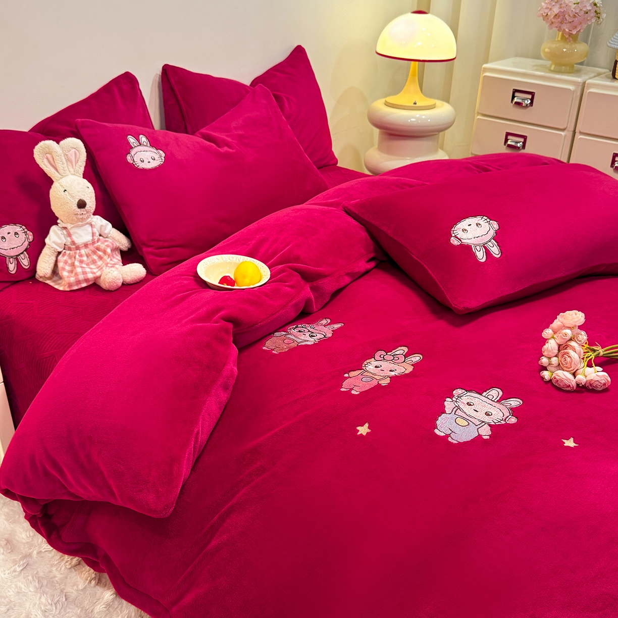 91家纺网 家纺一手货源 找家纺 新方向 2025年 全消光A类刺绣牛奶绒四件套-幸运兔 幸运兔-洋酒红