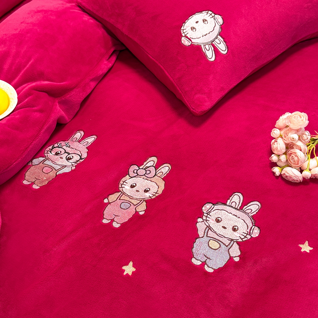 91家纺网 家纺一手货源 找家纺 新方向 2025年 全消光A类刺绣牛奶绒四件套-幸运兔 幸运兔-洋酒红