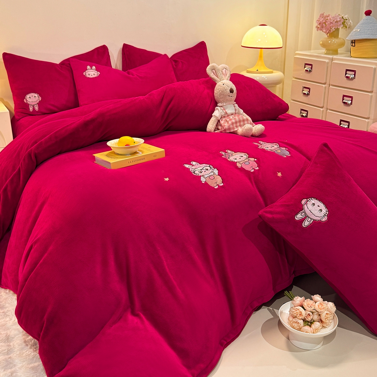 91家纺网 家纺一手货源 找家纺 新方向 2025年 全消光A类刺绣牛奶绒四件套-幸运兔 幸运兔-洋酒红