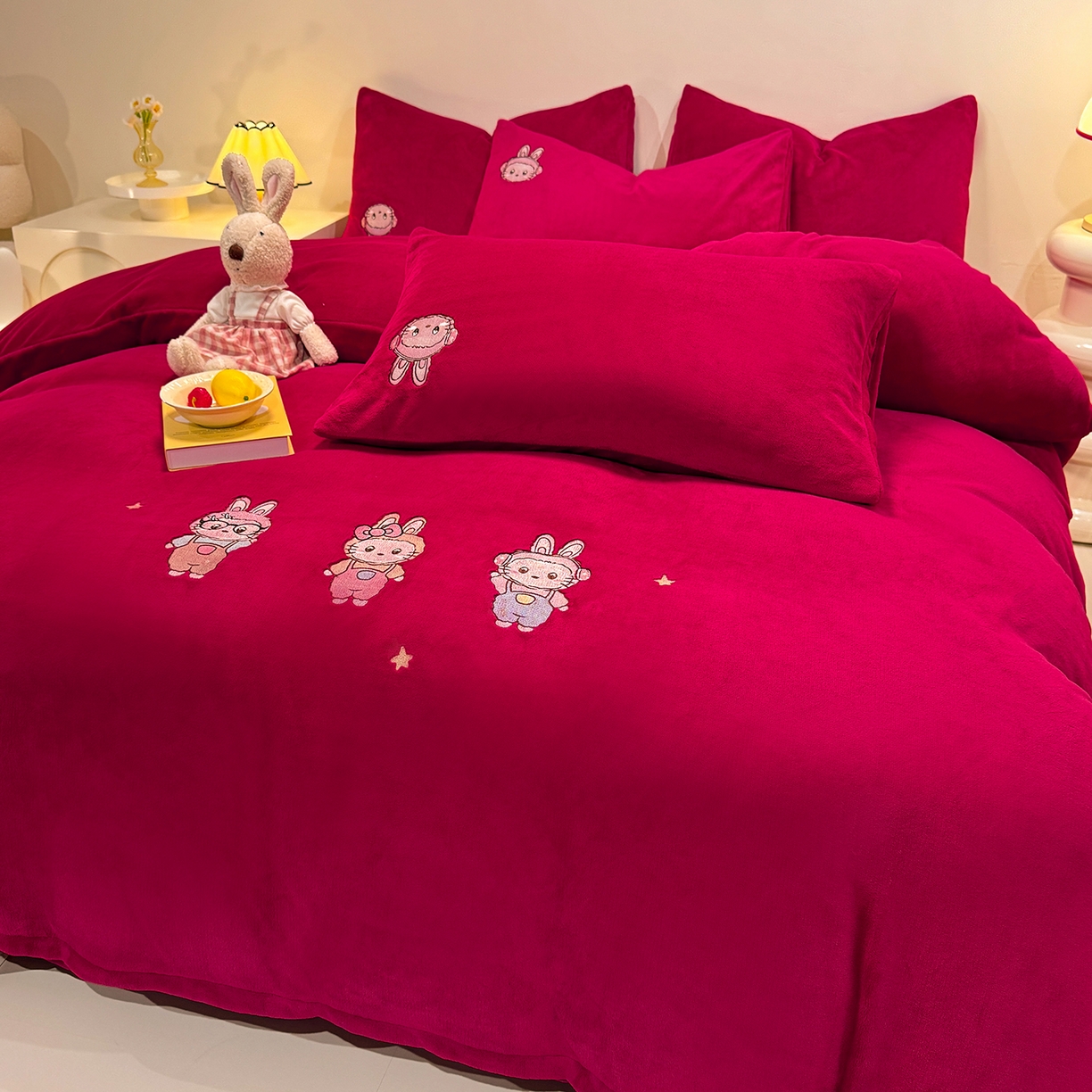 91家纺网 家纺一手货源 找家纺 新方向 2025年 全消光A类刺绣牛奶绒四件套-幸运兔 幸运兔-洋酒红