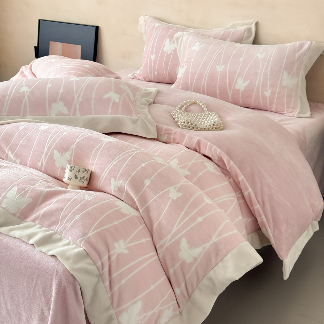 91家纺网 家纺一手货源 找家纺 （总）若未家居 LOVEWE HOUSE 2025新款250克全消光数码印花和雕花大宽边全消光牛奶绒四件套-蝴蝶-薇薇安