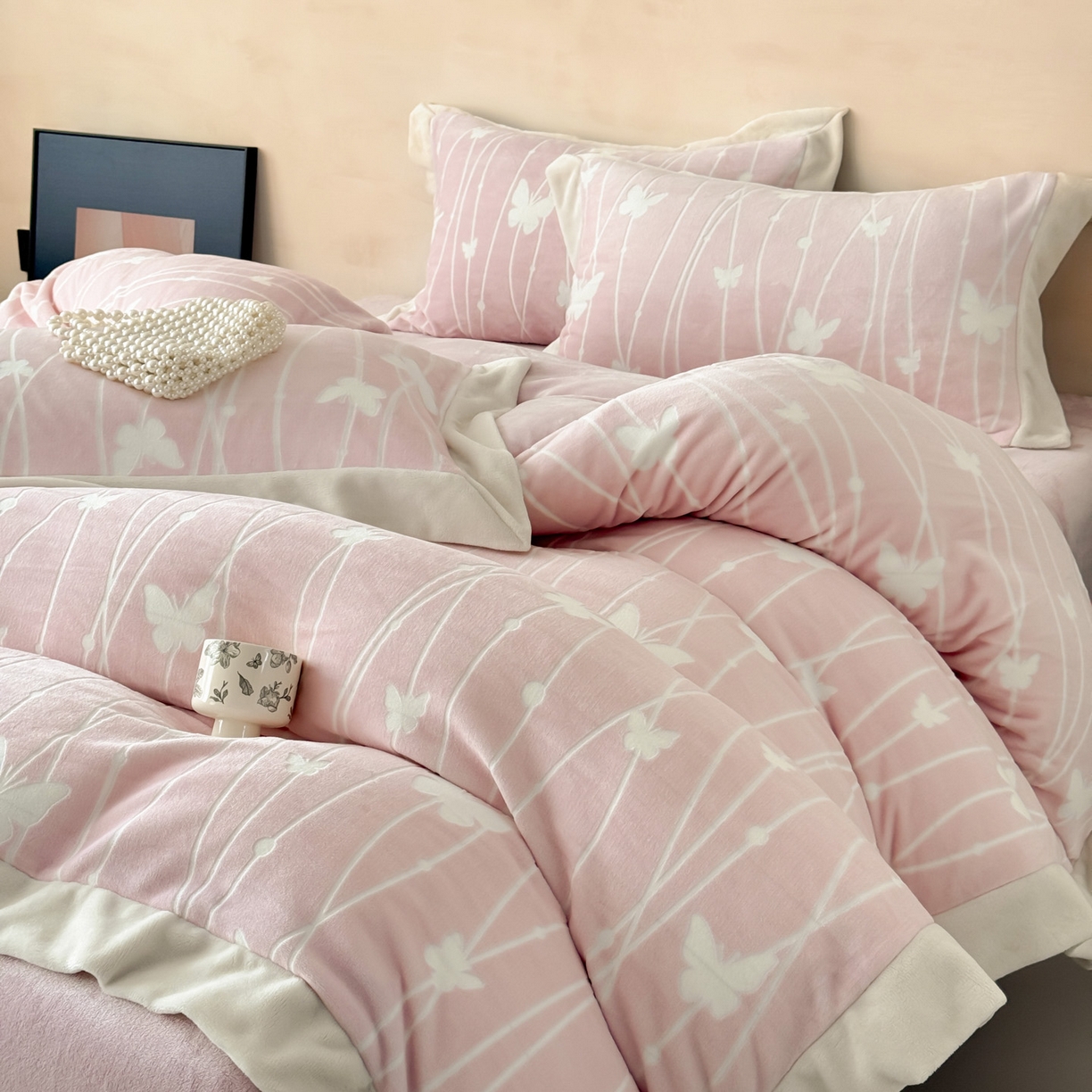 91家纺网 家纺一手货源 找家纺 （总）若未家居 LOVEWE HOUSE 2025新款250克全消光数码印花和雕花大宽边全消光牛奶绒四件套-蝴蝶-薇薇安