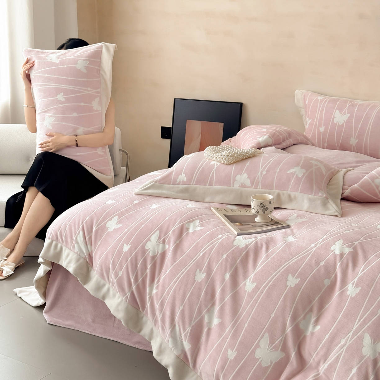 91家纺网 家纺一手货源 找家纺 （总）若未家居 LOVEWE HOUSE 2025新款250克全消光数码印花和雕花大宽边全消光牛奶绒四件套-蝴蝶-薇薇安