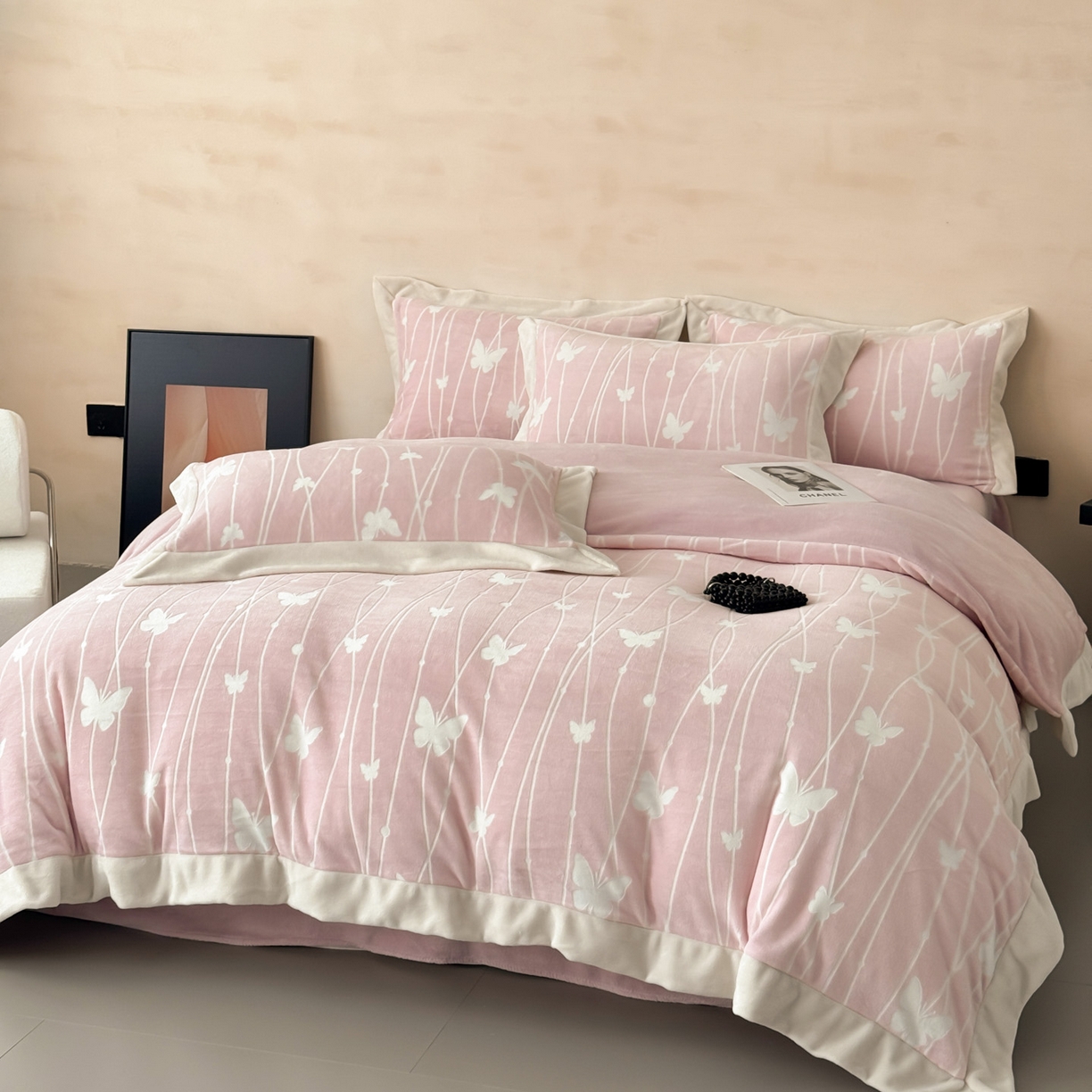 91家纺网 家纺一手货源 找家纺 （总）若未家居 LOVEWE HOUSE 2025新款250克全消光数码印花和雕花大宽边全消光牛奶绒四件套-蝴蝶-薇薇安