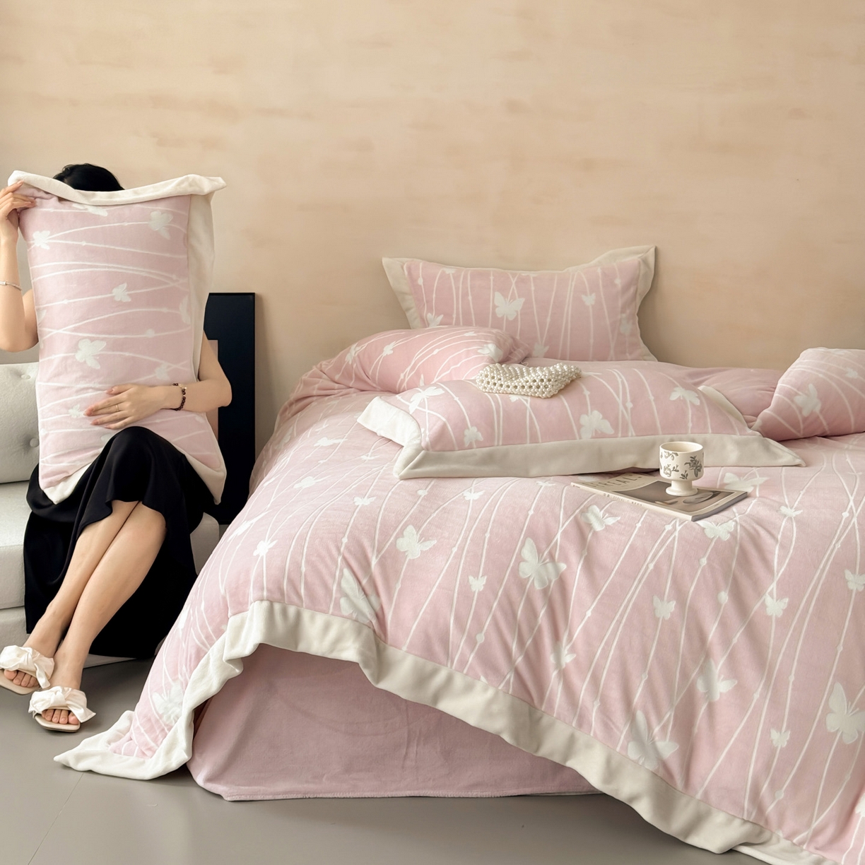 91家纺网 家纺一手货源 找家纺 （总）若未家居 LOVEWE HOUSE 2025新款250克全消光数码印花和雕花大宽边全消光牛奶绒四件套-蝴蝶-薇薇安