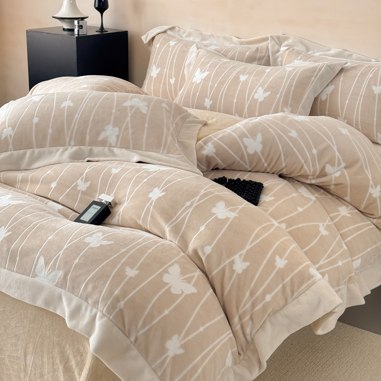 91家纺网 家纺一手货源 找家纺 若未家居 LOVEWE HOUSE 2025新款250克全消光数码印花和雕花大宽边全消光牛奶绒四件套-蝴蝶-薇薇安 蝴蝶-薇薇安 米