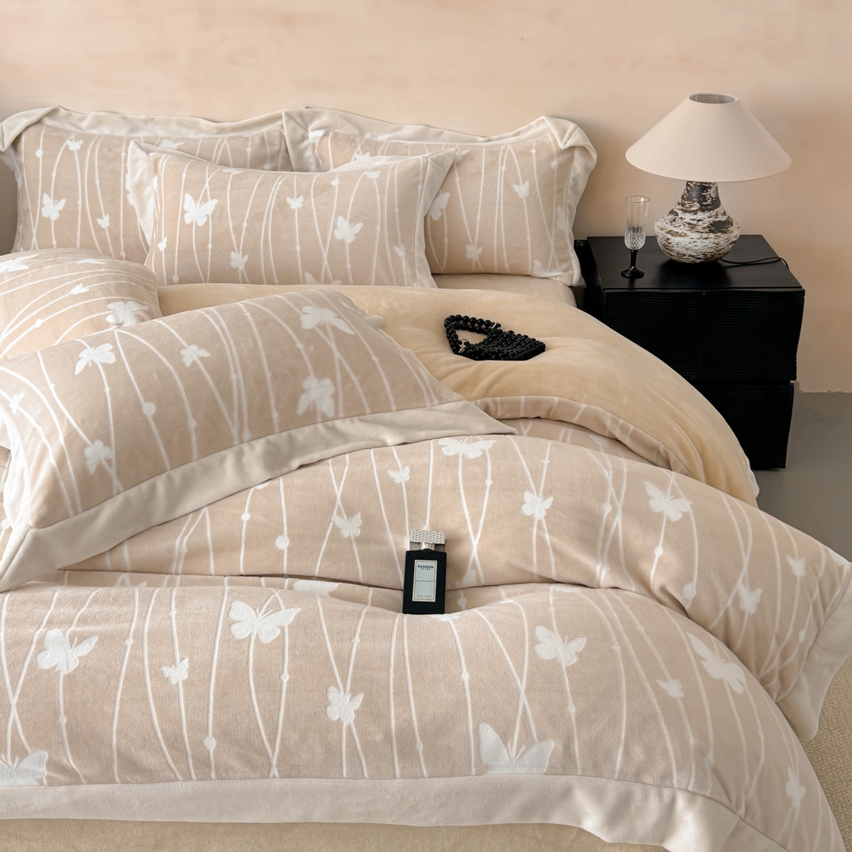 91家纺网 家纺一手货源 找家纺 若未家居 LOVEWE HOUSE 2025新款250克全消光数码印花和雕花大宽边全消光牛奶绒四件套-蝴蝶-薇薇安 蝴蝶-薇薇安 米