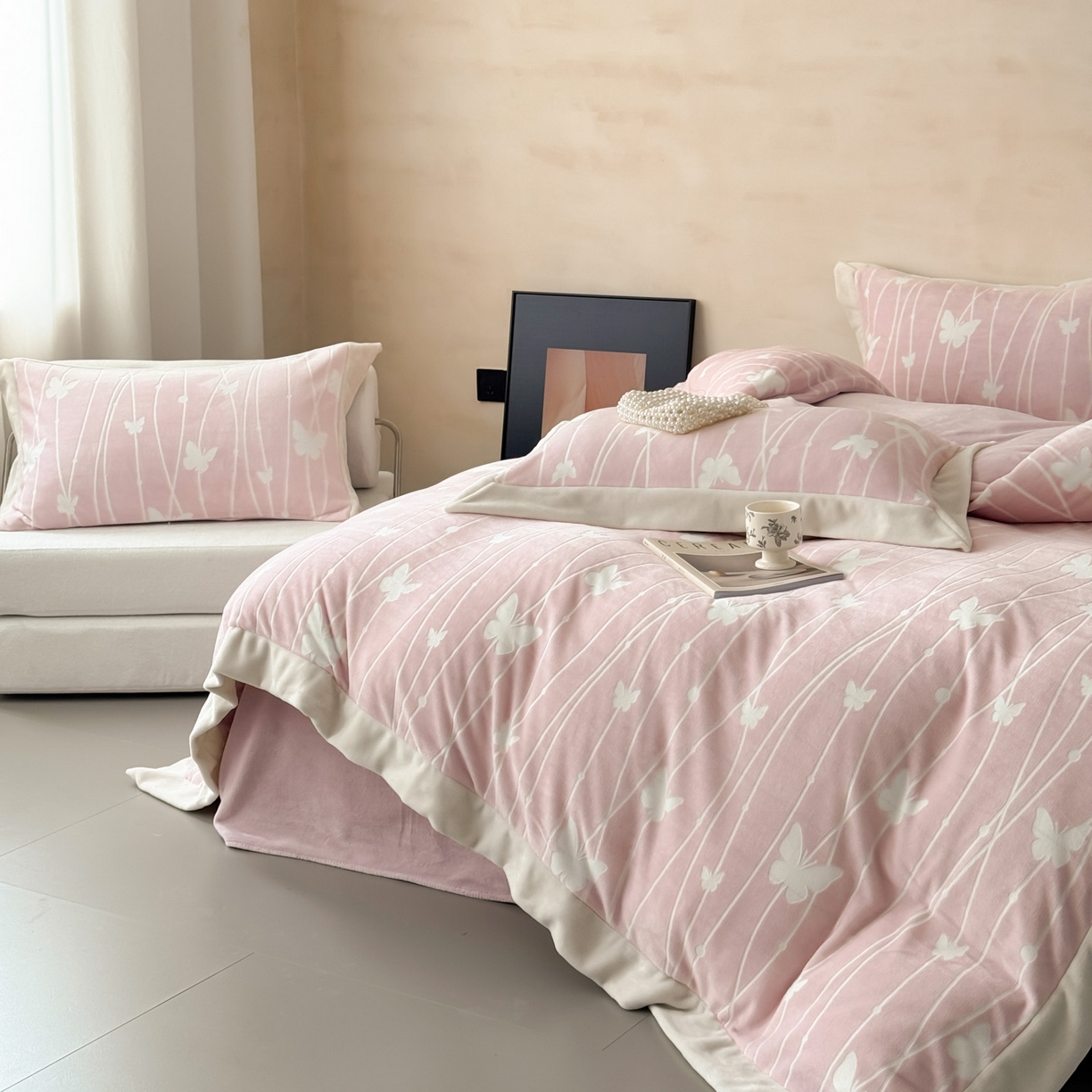 91家纺网 家纺一手货源 找家纺 若未家居 LOVEWE HOUSE 2025新款250克全消光数码印花和雕花大宽边全消光牛奶绒四件套-蝴蝶-薇薇安 蝴蝶-薇薇安 粉