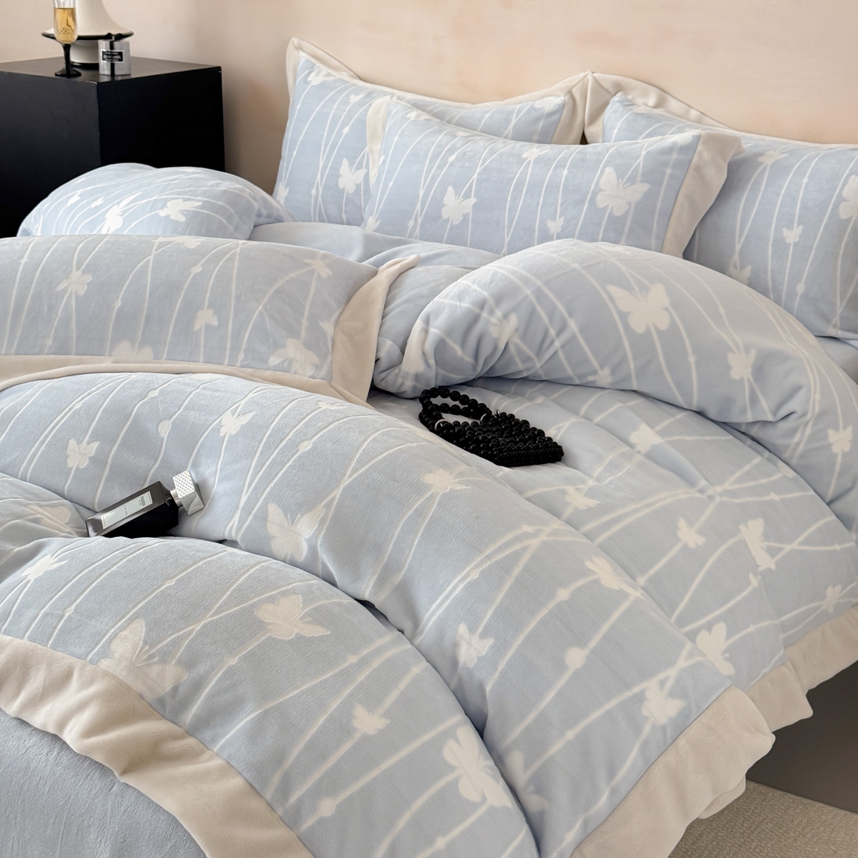 91家纺网 家纺一手货源 找家纺 若未家居 LOVEWE HOUSE 2025新款250克全消光数码印花和雕花大宽边全消光牛奶绒四件套-蝴蝶-薇薇安 蝴蝶-薇薇安 蓝