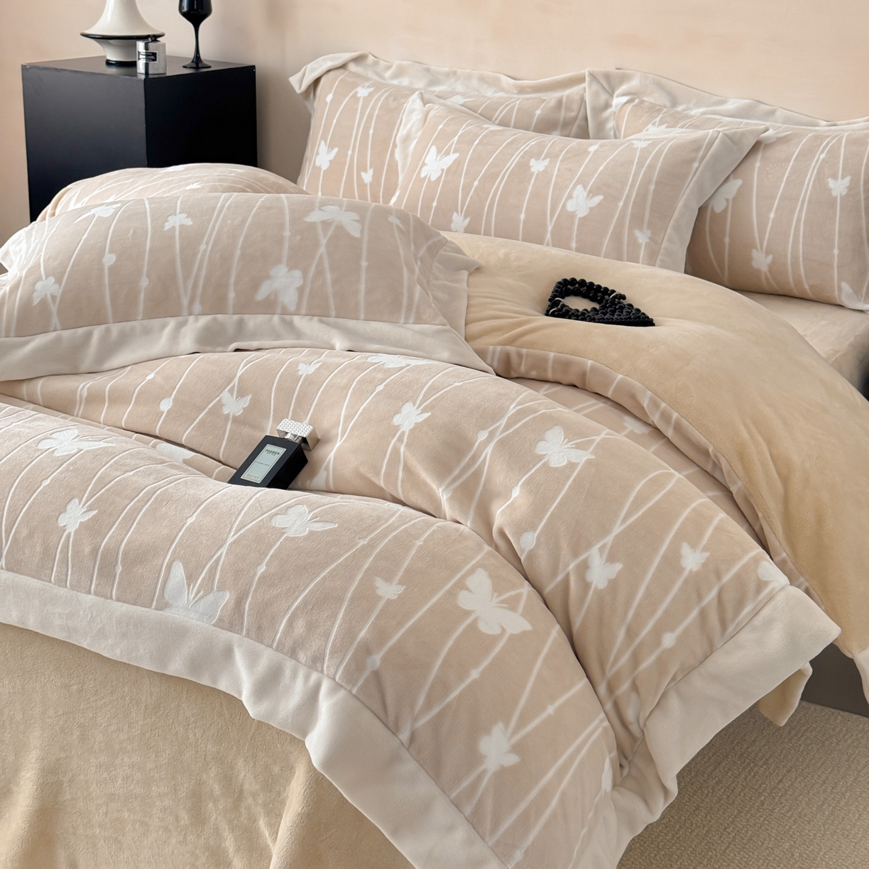 91家纺网 家纺一手货源 找家纺 若未家居 LOVEWE HOUSE 2025新款250克全消光数码印花和雕花大宽边全消光牛奶绒四件套-蝴蝶-薇薇安 蝴蝶-薇薇安 米