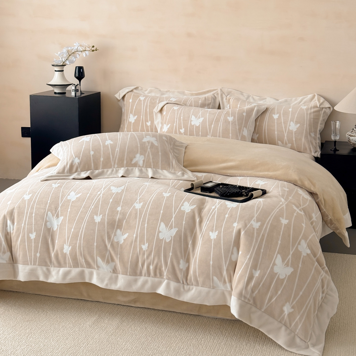 91家纺网 家纺一手货源 找家纺 （总）若未家居 LOVEWE HOUSE 2025新款250克全消光数码印花和雕花大宽边全消光牛奶绒四件套-蝴蝶-薇薇安