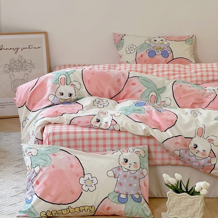 91家纺网 家纺一手货源 找家纺 梵克保罗 2025春夏新款全棉小清新卡通碎花学生季系列三件套四件套 草莓兔