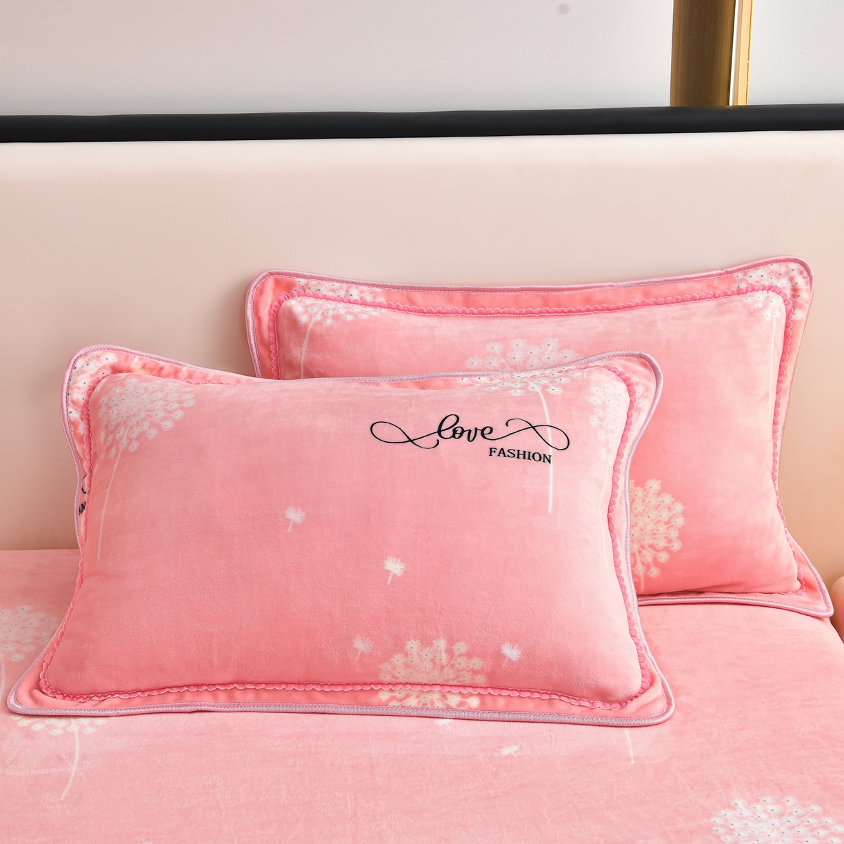 91家纺网 家纺一手货源 找家纺 橘姿家纺 2025新款9-10斤牛奶绒四件套金貂绒四件套 蒲英之恋