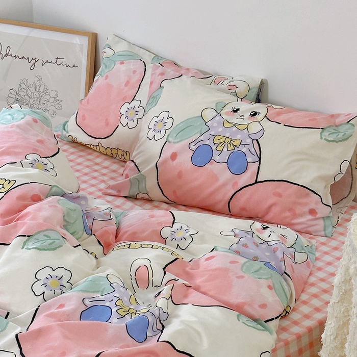 91家纺网 家纺一手货源 找家纺 梵克保罗 2025春夏新款全棉小清新卡通碎花学生季系列三件套四件套 草莓兔