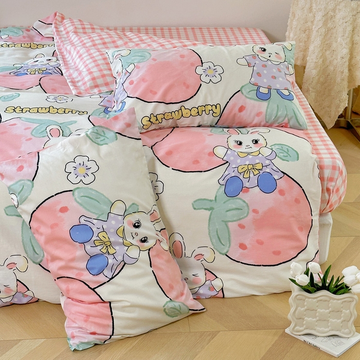 91家纺网 家纺一手货源 找家纺 梵克保罗 2025春夏新款全棉小清新卡通碎花学生季系列三件套四件套 草莓兔