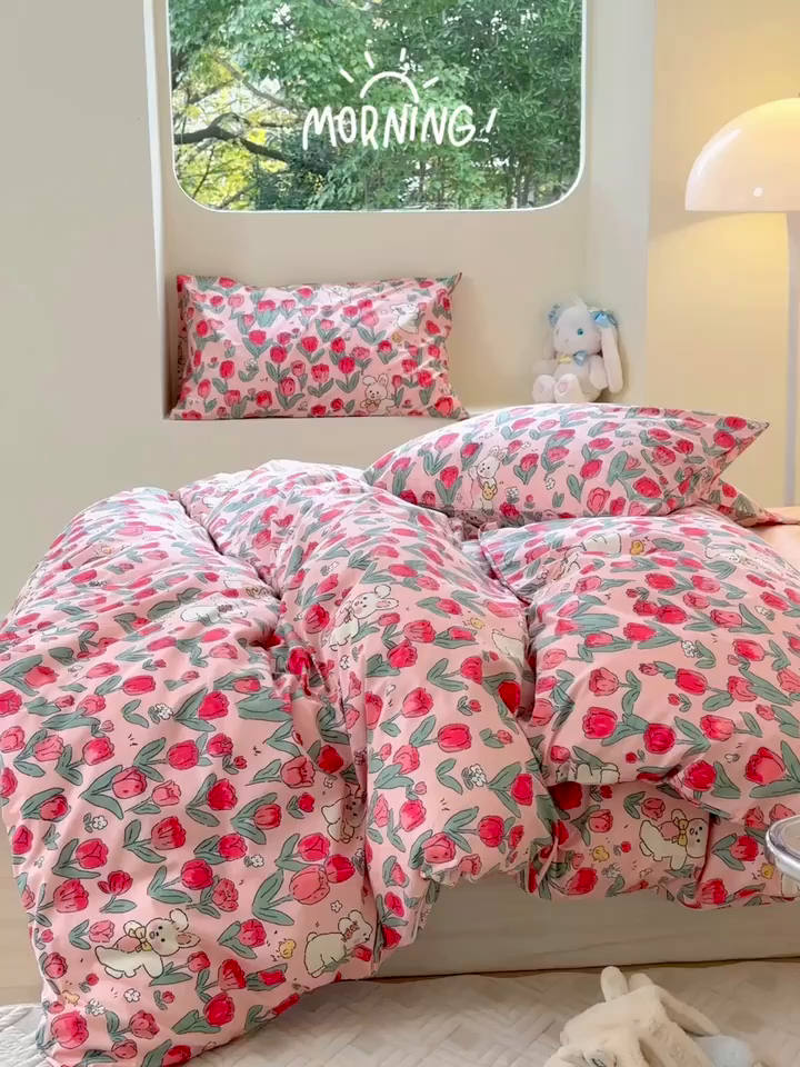 91家纺网 家纺一手货源 找家纺 梵克保罗 2025春夏新款全棉小清新卡通碎花学生季系列三件套四件套 月野