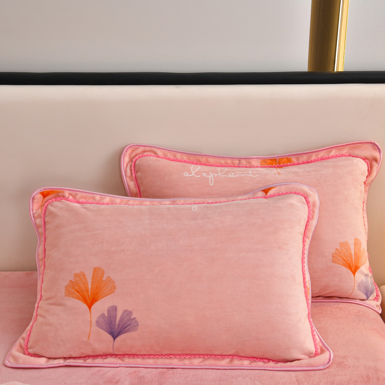 91家纺网 家纺一手货源 找家纺 橘姿家纺 2025新款9-10斤牛奶绒四件套金貂绒四件套 杏花微雨粉