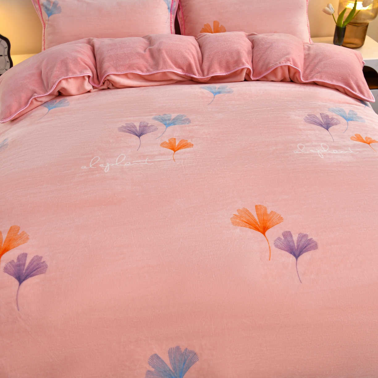 91家纺网 家纺一手货源 找家纺 橘姿家纺 2025新款9-10斤牛奶绒四件套金貂绒四件套 杏花微雨粉