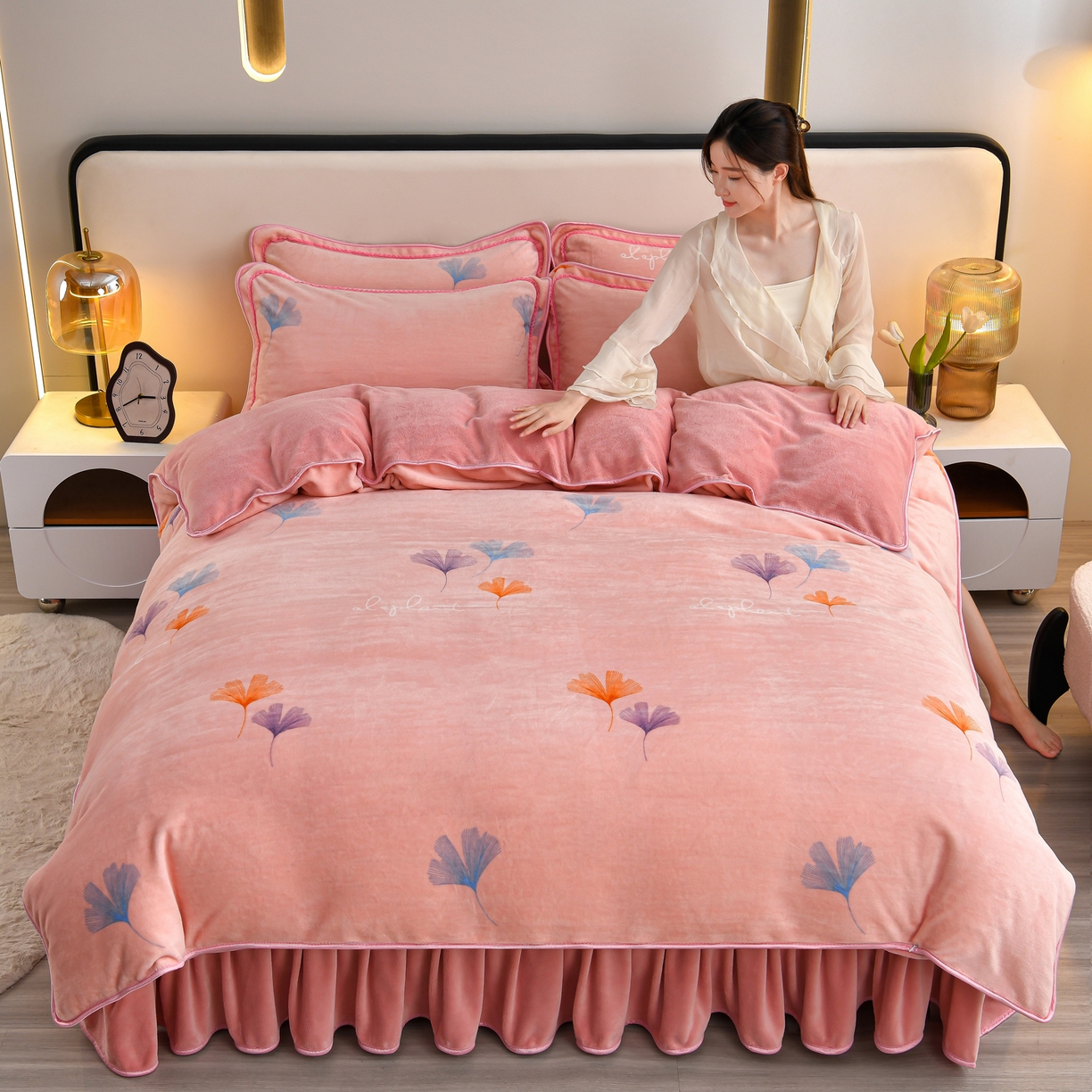 91家纺网 家纺一手货源 找家纺 橘姿家纺 2025新款9-10斤牛奶绒四件套金貂绒四件套 杏花微雨粉