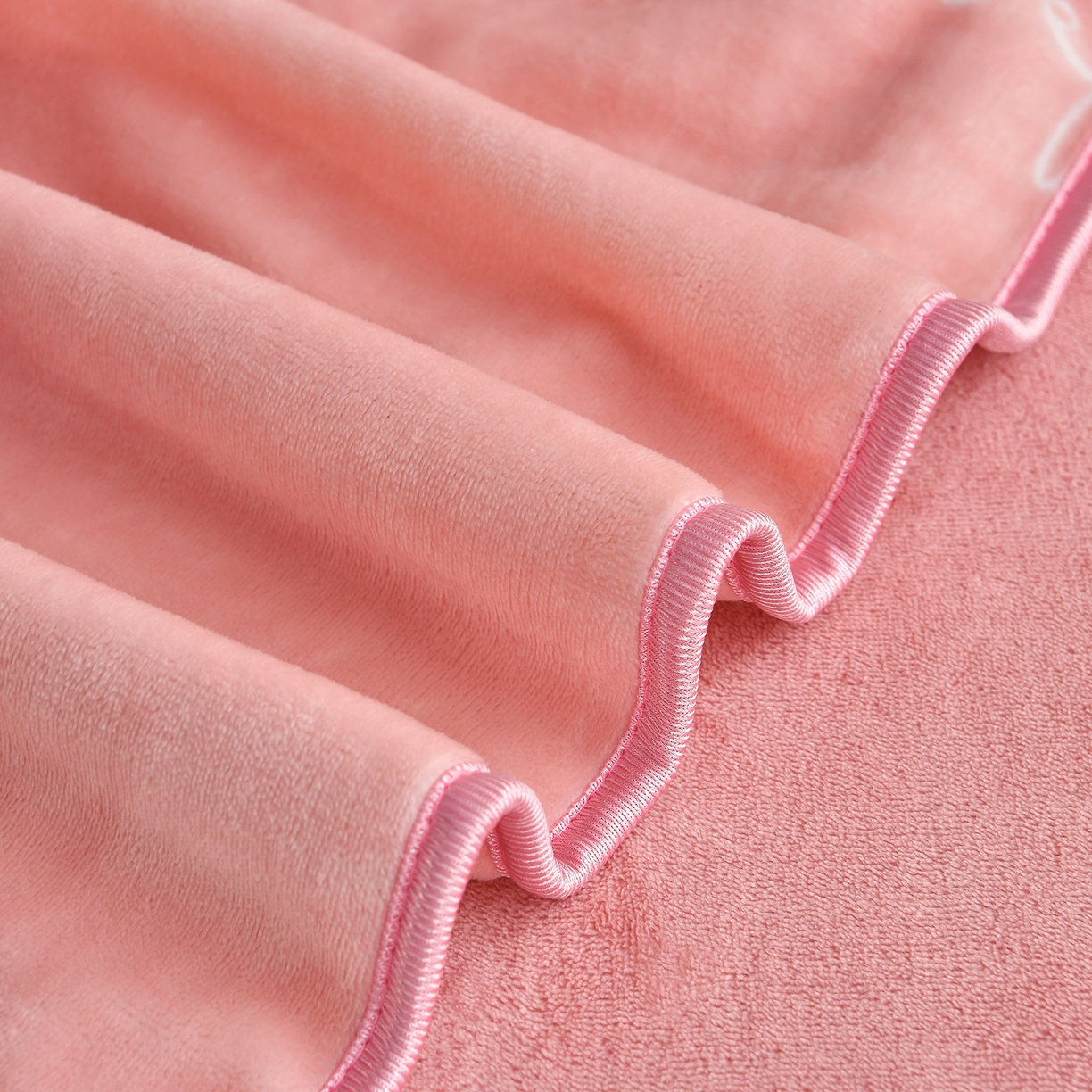 91家纺网 家纺一手货源 找家纺 橘姿家纺 2025新款9-10斤牛奶绒四件套金貂绒四件套 杏花微雨粉