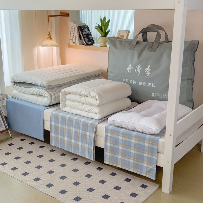 91家纺网 家纺一手货源 找家纺 梵克保罗 2025春夏新品无印风水洗棉学生六件套大礼包三件套枕套被套床单被芯床垫枕芯学生季 天蓝中格