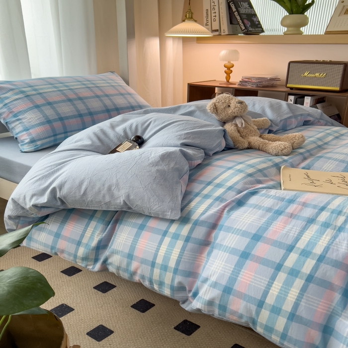 91家纺网 家纺一手货源 找家纺 梵克保罗 2025春夏新品无印风水洗棉学生六件套大礼包三件套枕套被套床单被芯床垫枕芯学生季 英伦蓝