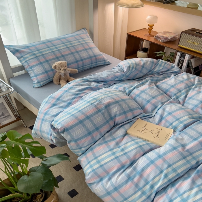 91家纺网 家纺一手货源 找家纺 梵克保罗 2025春夏新品无印风水洗棉学生六件套大礼包三件套枕套被套床单被芯床垫枕芯学生季 英伦蓝