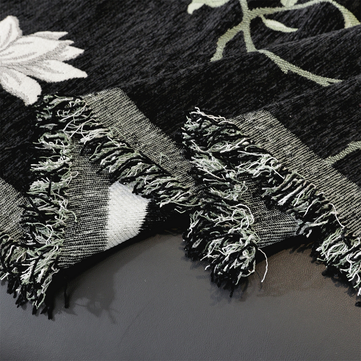 91家纺网 家纺一手货源 找家纺 共鸣沙发垫 2025新款亲肤舒适雪尼尔玉兰黑色沙发巾 玉兰黑色 180x230cm沙发巾