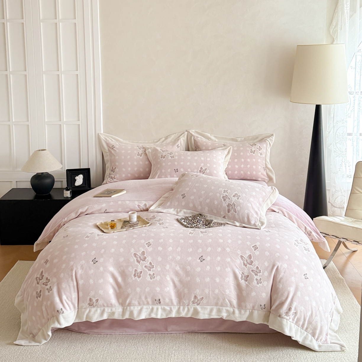 91家纺网 家纺一手货源 找家纺 （总）若未家居 LOVEWE HOUSE 2025新款250克全消光数码印花和雕花撞色宽边全消光牛奶绒四件套-梦蝶