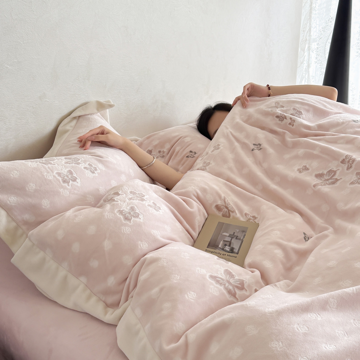 91家纺网 家纺一手货源 找家纺 （总）若未家居 LOVEWE HOUSE 2025新款250克全消光数码印花和雕花撞色宽边全消光牛奶绒四件套-梦蝶