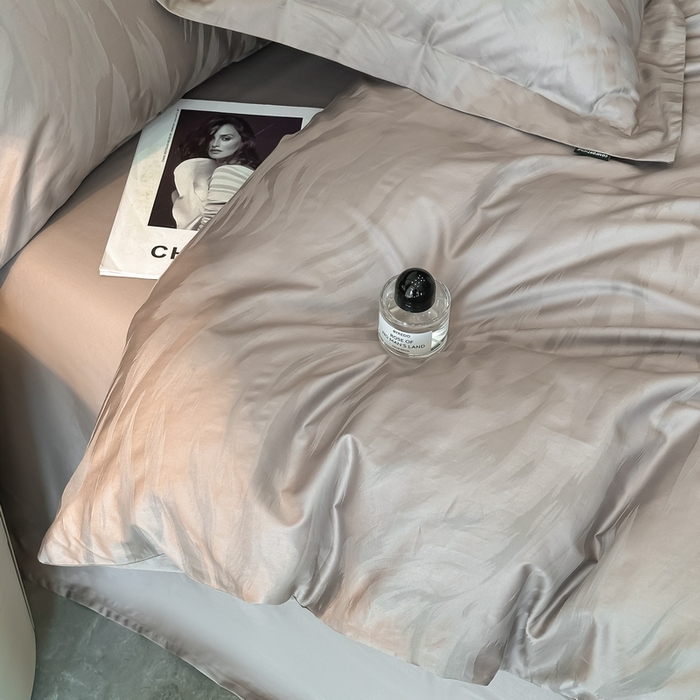 91家纺网 家纺一手货源 找家纺 梵克保罗 2025春夏新品50S长绒棉轻奢提花四件套 轻纱-褐