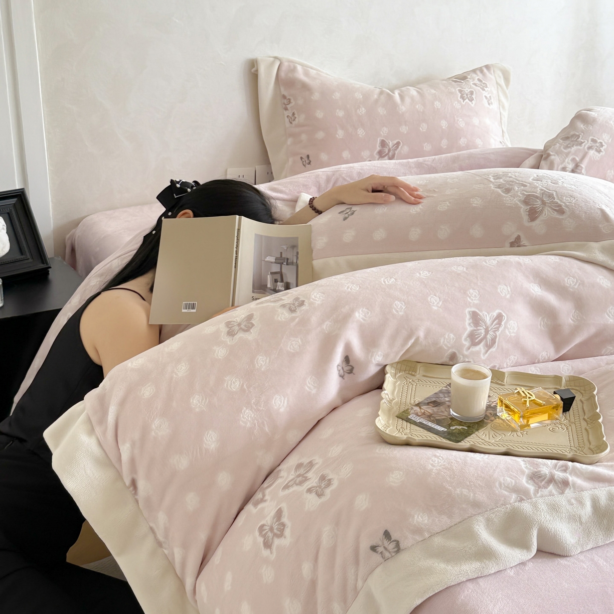 91家纺网 家纺一手货源 找家纺 若未家居 LOVEWE HOUSE 2025新款250克全消光数码印花和雕花撞色宽边全消光牛奶绒四件套-梦蝶 梦蝶-粉