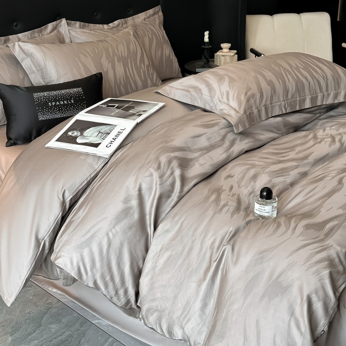 91家纺网 家纺一手货源 找家纺 梵克保罗 2025春夏新品50S长绒棉轻奢提花四件套 轻纱-褐